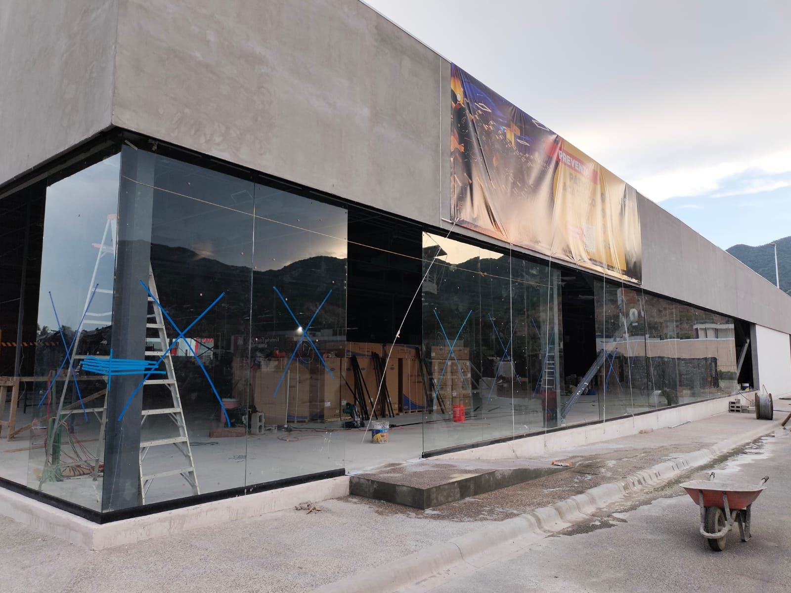 Fachada de vidrio realizada por MEP